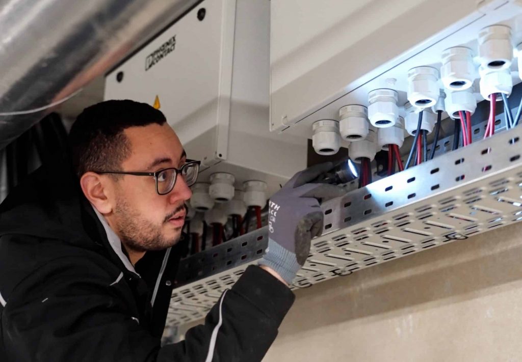 Wartung einer Photovoltaikanlage bei Sonnis Energy