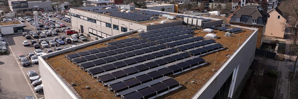 Photovoltaikanlage mit 217 kWp Solarleistung auf dem Dach eines Autohauses in Düsseldorf.